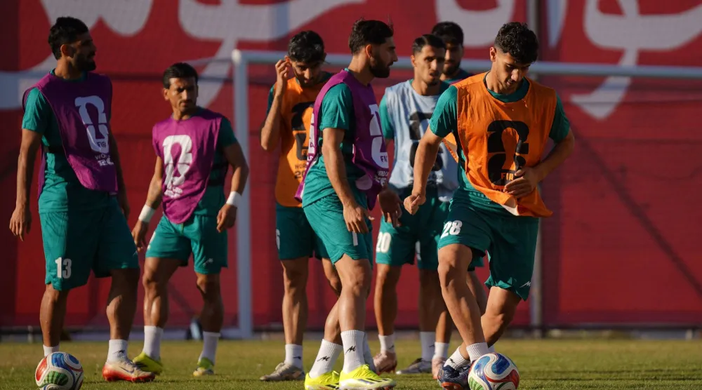 اختصاصي العلاج الطبيعي في منتخب إيران قال إن هناك أموراً كثيرة غير عادلة (رويترز)