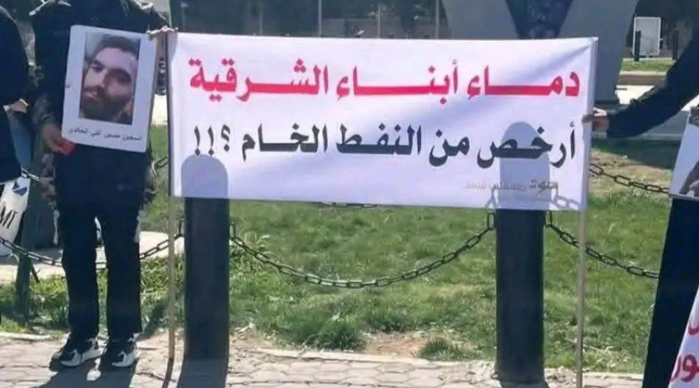 لافتة لأهالي المعتقلين المرحّلين إلى سجون العراق في اعتصام وسط دمشق (مرصد الحسكة)