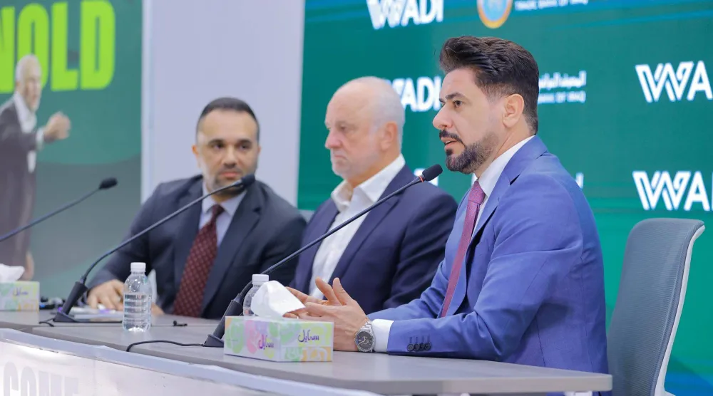 أحمد الموسوي وإلى جانبه غراهام أرنولد مدرب العراق في أحد المؤتمرات الصحافية (الشرق الأوسط)