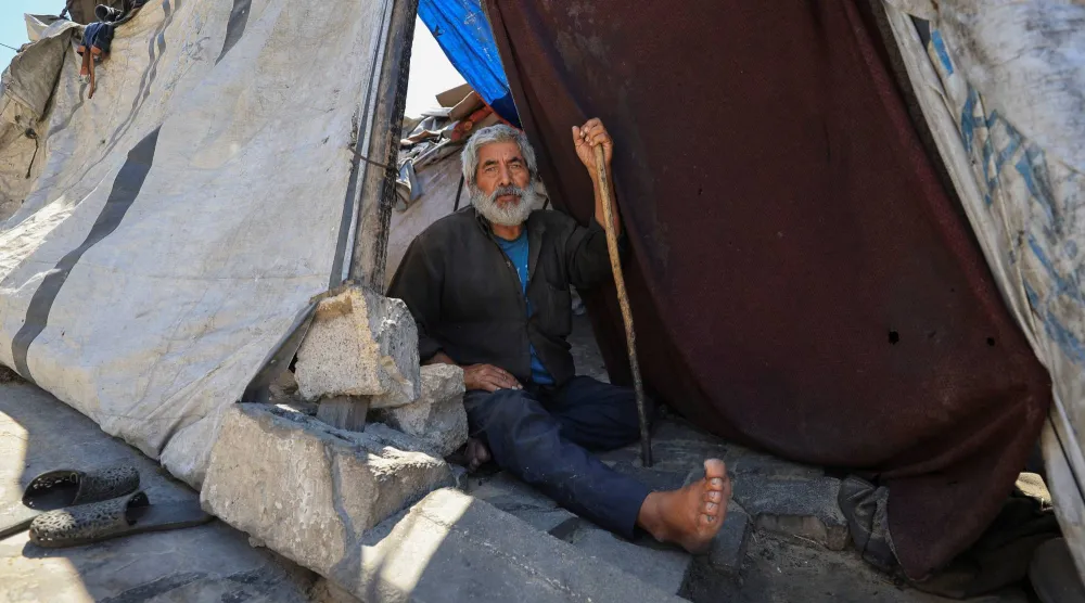 فلسطيني نازح داخل خيمته في مدينة غزة (رويترز)