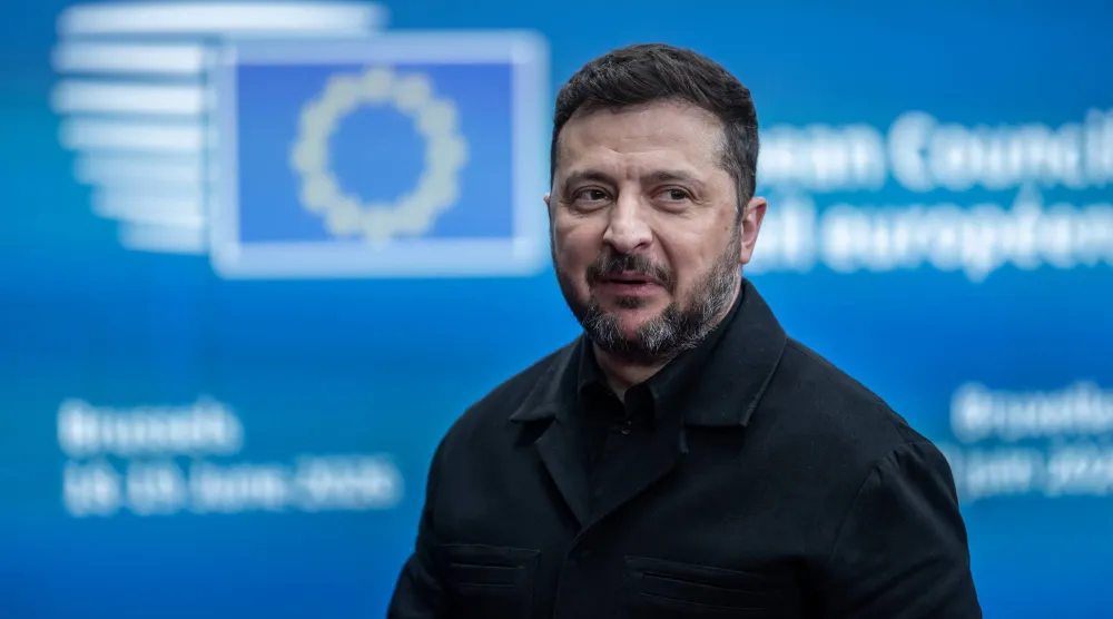 الرئيس الأوكراني فولوديمير زيلينسكي أثناء قمة الاتحاد الأوروبي في بروكسل أمس الخميس (د.ب.أ)