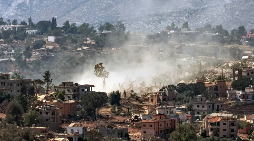 دخان يتصاعد عقب غارة جوية إسرائيلية في جنوب لبنان كما يُرى من الجانب الإسرائيلي - 17 يونيو 2026 (إ.ب.أ)
