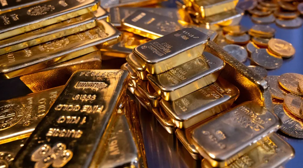 سبائك وعملات ذهبية معروضة لدى شركة متخصصة في تداول المعادن الثمينة بمدينة ميونيخ الألمانية (د.ب.أ)
