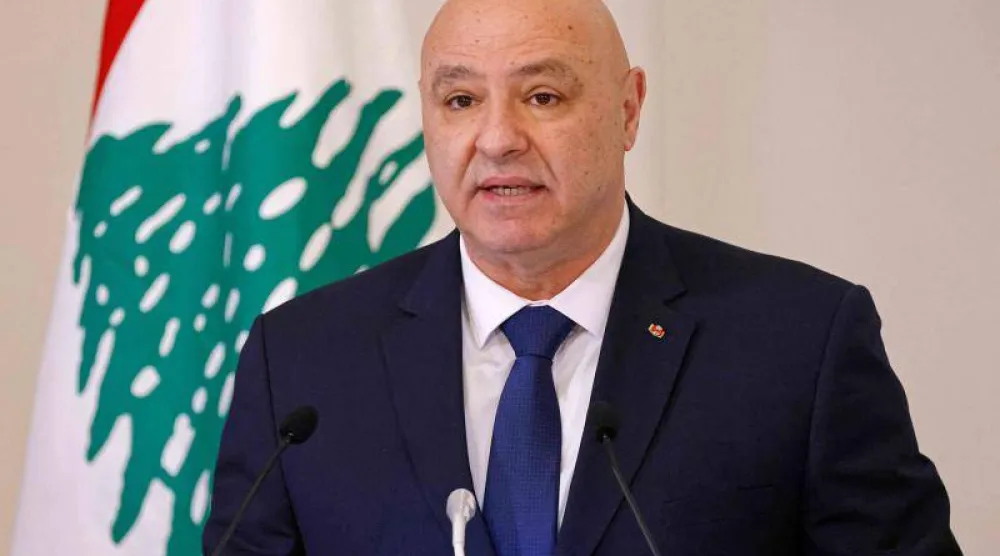 الرئيس اللبناني جوزيف عون يتحدَّث إلى الصحافيين من داخل القصر الرئاسي في بعبدا يوم 17 يناير 2025 (أ.ف.ب)
