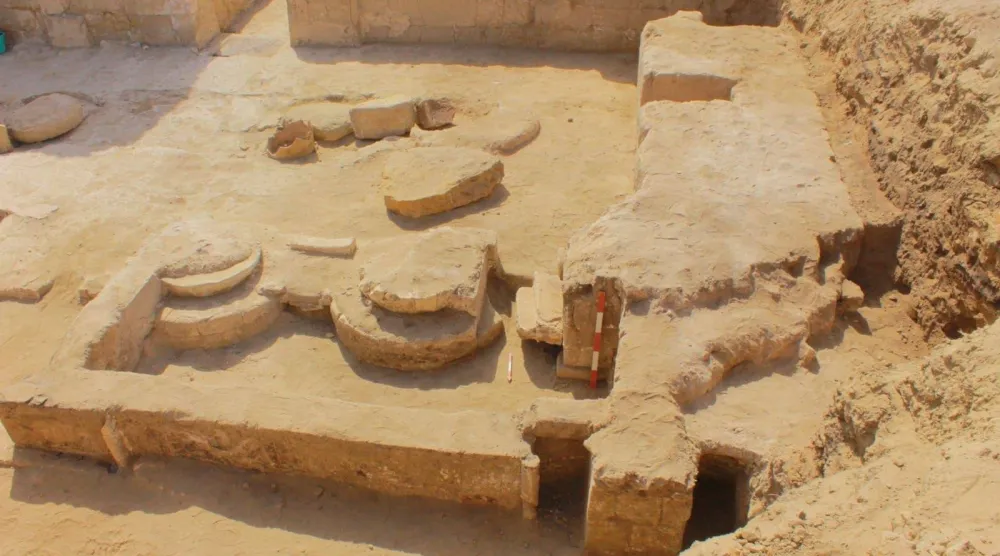 اكتشاف عناصر معمارية جديدة في معبد القصر القديم (وزارة السياحة والآثار)