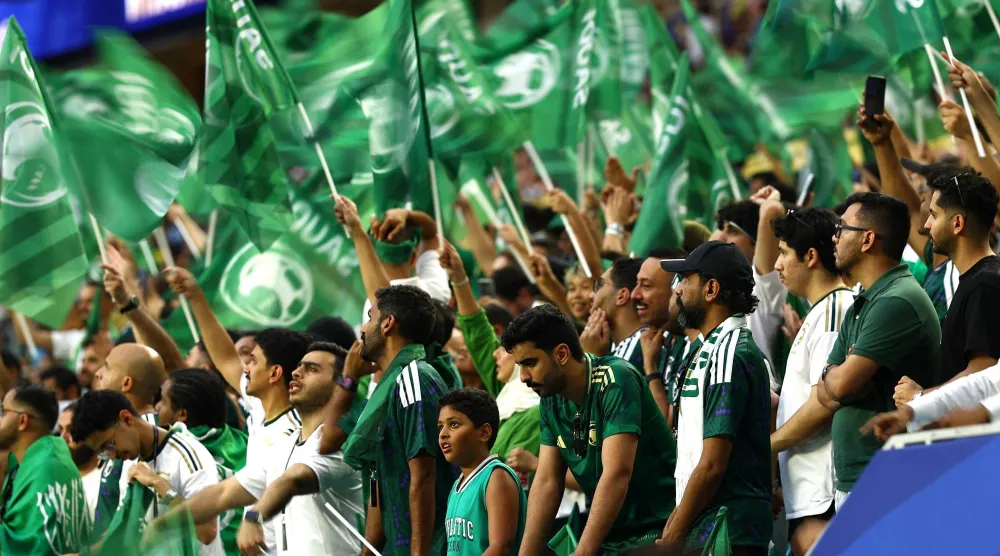جماهير سعودية تساند الأخضر خلال مباراته الأولى أمام الأوروغواي (رويترز)