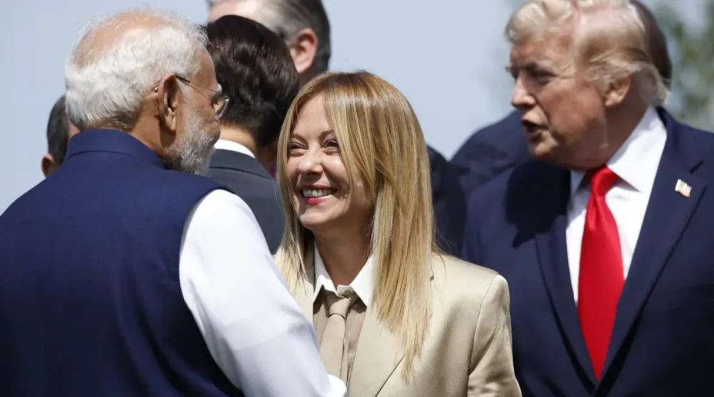 Meloni, 16 Haziran'da Evian-les-Bains'te düzenlenen G7 zirvesinde Trump ve Modi arasında, (EPA)