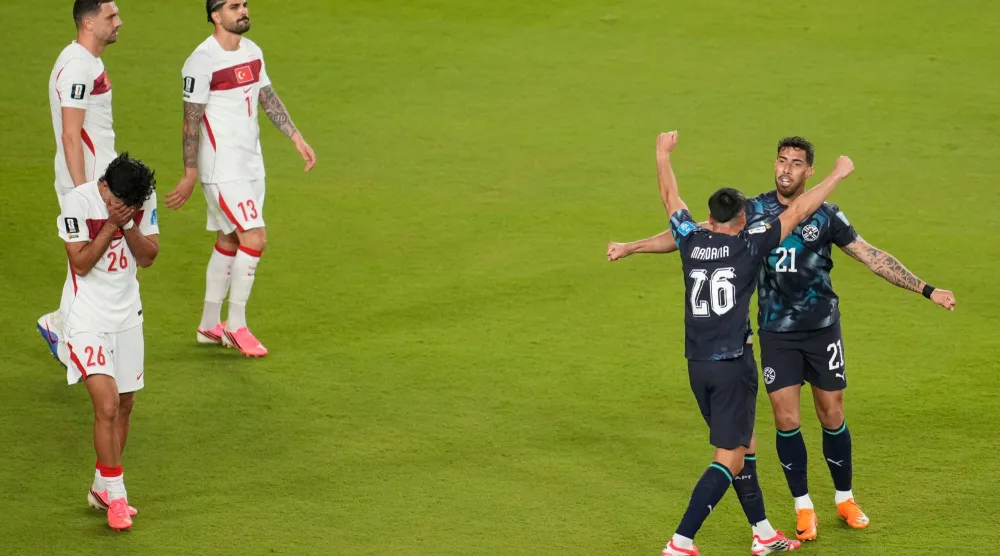 يحتفل لاعبو منتخب باراغواي بعد صافرة النهاية (أ.ب) 