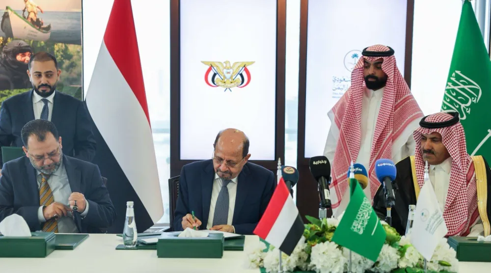 جانب من توقيع اتفاقية سعودية سابقة لدعم محطات الكهرباء اليمنية بالوقود (إكس)