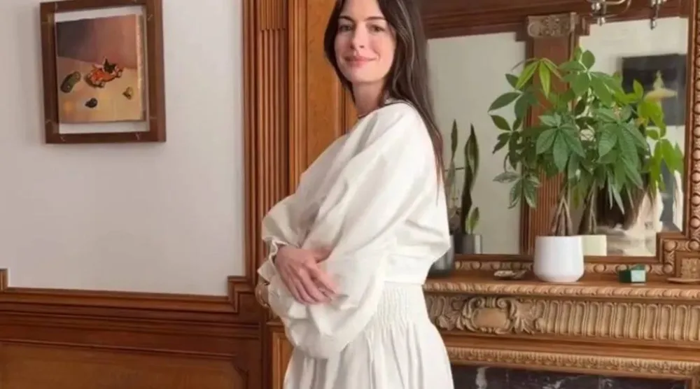 الممثلة آن هاثاواي كما ظهرت في مقطع فيديو عبر «إنستغرام» لتعلن حملها (إنستغرام)