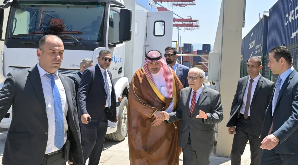 رئيس الحكومة نواف سلام والسفير الدوسري يعاينان الإجراءات الأمنية واللوجستية في مرفأ بيروت تمهيداً لانطلاق أولى الشحنات إلى مرفأ جدة بعد قرار السعودية رفع الحظر عن الصادرات اللبنانية (الشرق الأوسط)