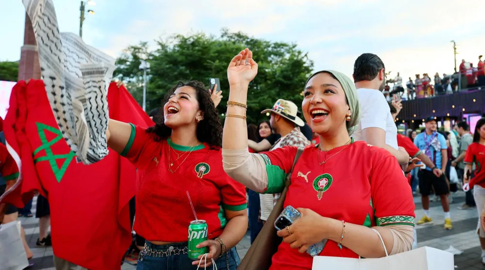مشجعو المغرب يتألقون في العرس الكروي العالمي (رويترز)