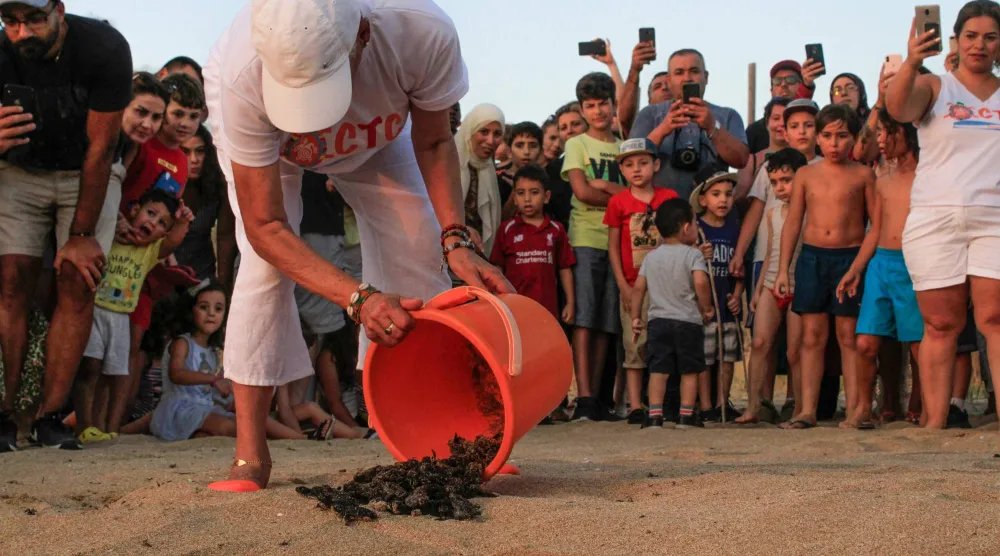 البحر يواصل مدّه وجزره لكنّ شيئاً من المشهد تغيَّر إلى الأبد (أ.ف.ب)