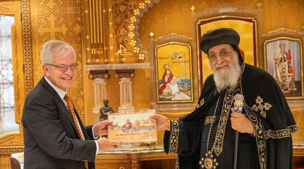 القائم بأعمال السفير الأميركي لدى مصر شكر البابا تواضروس على استئناف الحج إلى القدس (السفارة الأميركية بالقاهرة)