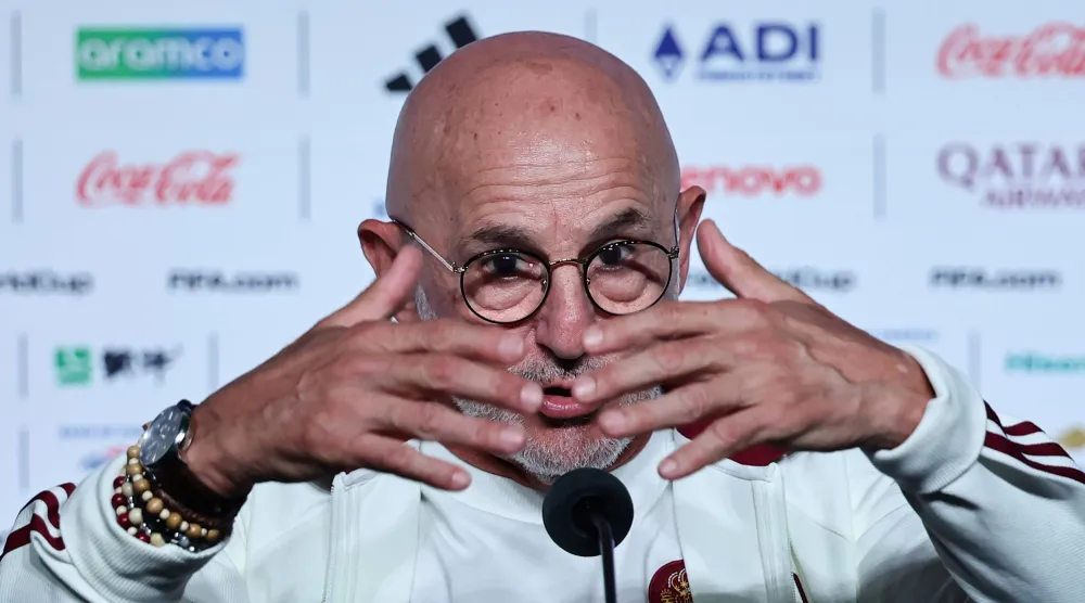 دي لافوينتي يتحدث لوسائل الإعلام (إ.ب.أ)