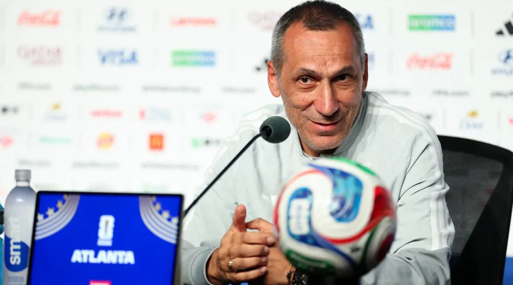 دونيس مدرب المنتخب السعودي في المؤتمر الصحافي (أ.ف.ب) 