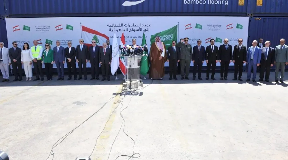 سفير خادم الحرمين الشريفين في بيروت فهد الدوسري وعدد من المسؤولين من الدولتين بمرفأ بيروت قبل انطلاق تصدير المنتجات اللبنانية إلى السعودية (واس)