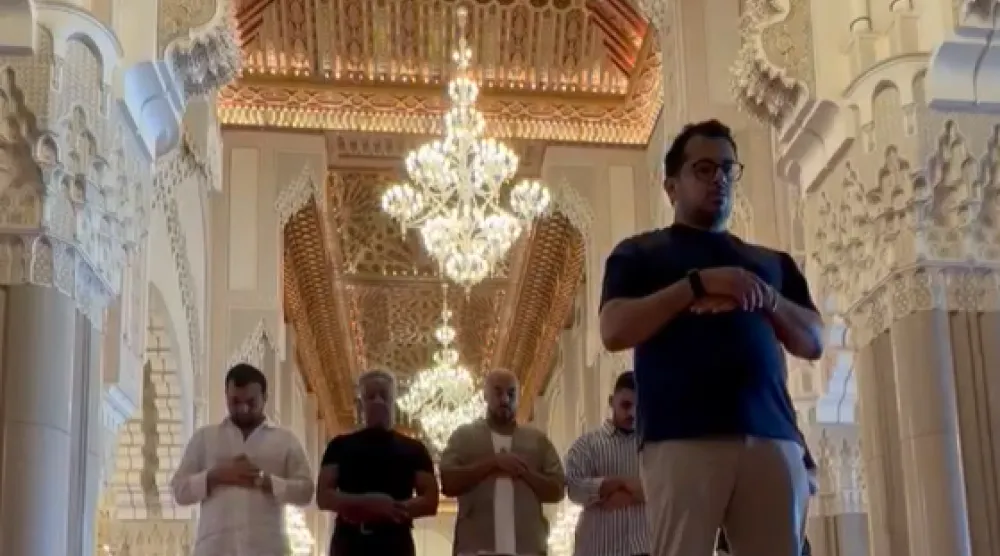 نجم فيلم «سفن دوجز» جيانكارلو إسبوزيتو ينطق الشهادتين ويشارك فريق العمل الصلاة في المسجد (حساب تركي آل الشيخ)