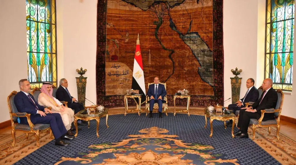 Mısır Cumhurbaşkanı Abdulfettah Sisi, Mısır Dışişleri Bakanı Bedr Abdulati’nin de hazır bulunduğu toplantıda Suudi Arabistan, Pakistan ve Türkiye dışişleri bakanlarını kabul etti. (Mısır Cumhurbaşkanlığı)