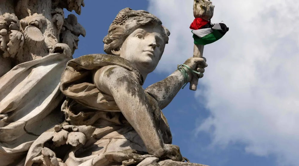 العلم الفلسطيني مرفوع على تمثال الجمهورية في باريس دعماً للفلسطينيين بغزة في يونيو 2025 (أ.ف.ب)