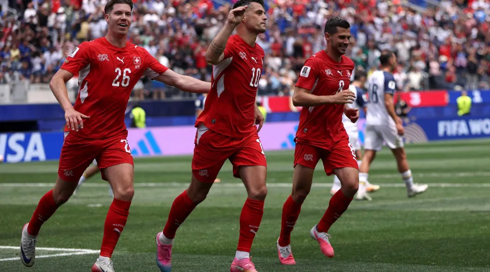 السويسري سيدريك إيتن «يسار» انضم لفيردر بريمن (أ.ف.ب)