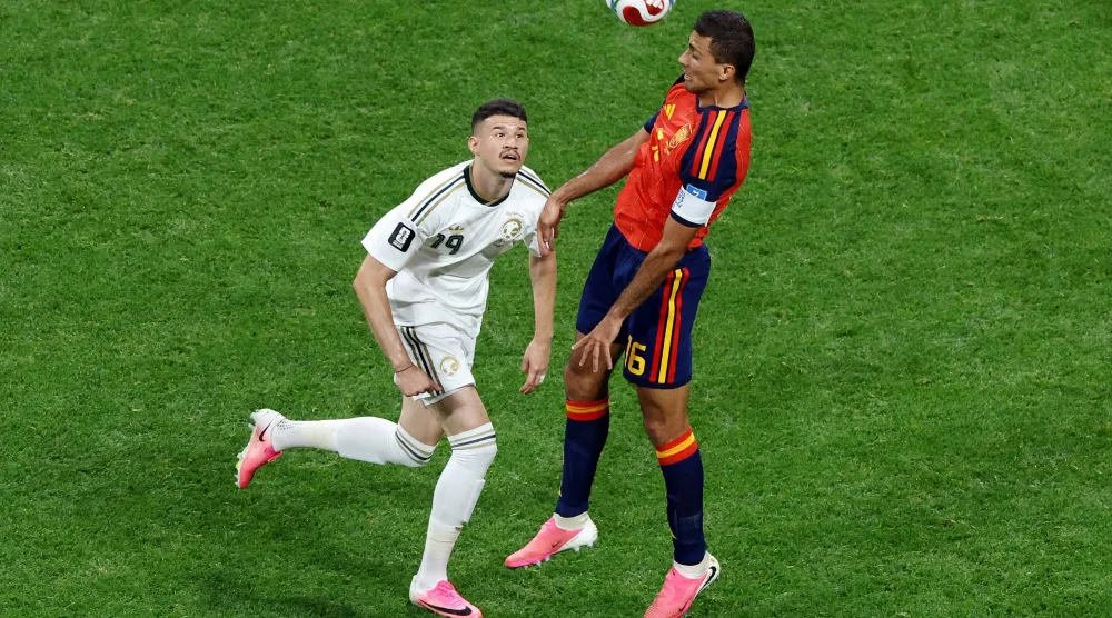 الحمدان شارك كلاعب بديل في مباراة إسبانيا (أ.ف.ب) 