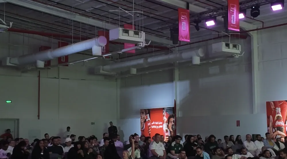 المئات تجمعوا لمتابعة مباراة المنتخب السعودي أمام إسبانيا في جاكس الدرعية (الشرق الأوسط)