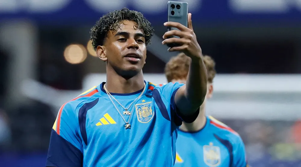 يلتقط يامال سيلفي بعد الانتصار العريض أمام المنتخب السعودي (أ.ب)