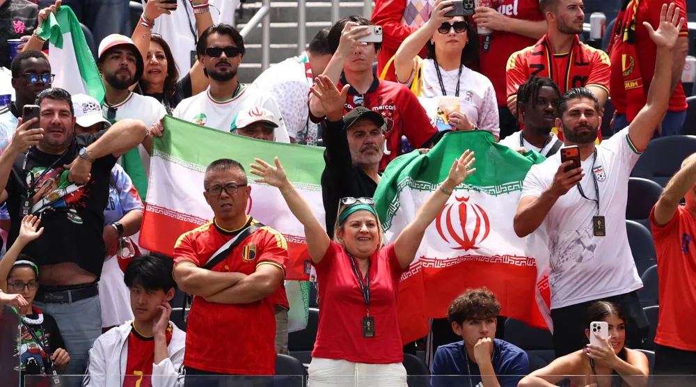 إيرانيون يساندون منتخب بلادهم خلال مباراة بلجيكا (رويترز)