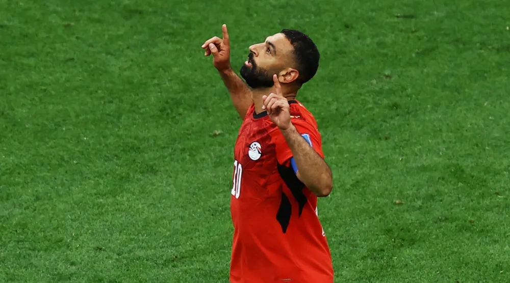 صلاح محتفلاً بالهدف (رويترز)