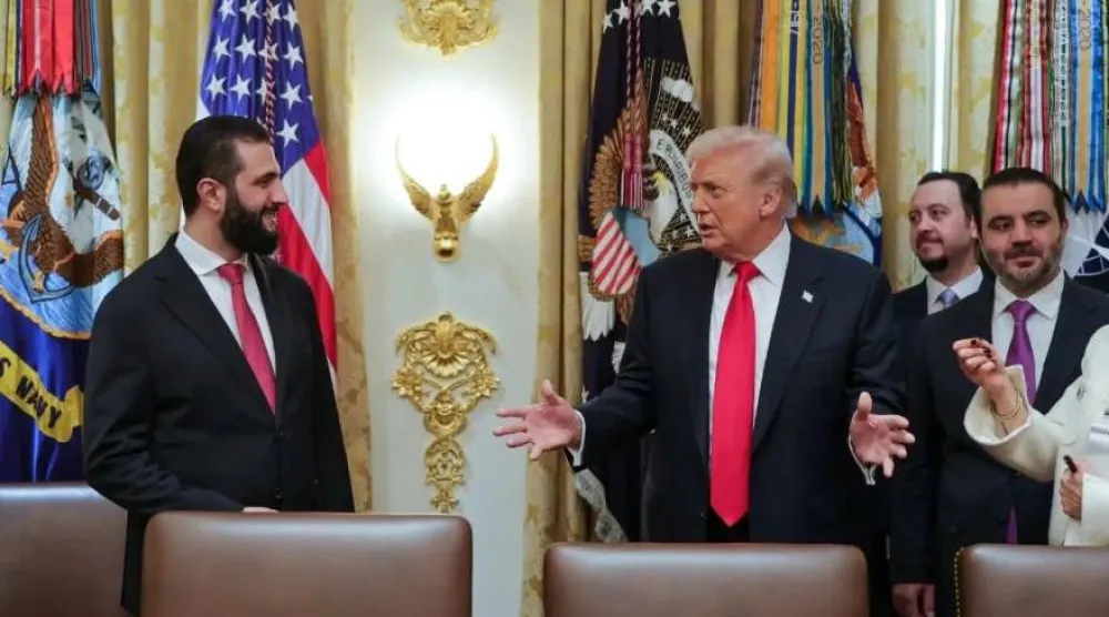 الرئيس الأميركي دونالد ترمب يستقبل نظيره السوري أحمد الشرع في البيت الأبيض (أرشيفية-رويترز)