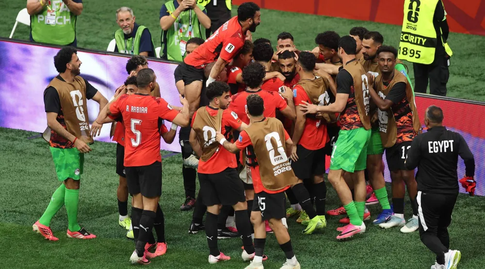 صلاح ولاعبو المنتخب المصري يحتفلون بتسجيله الهدف الثاني في الفوز على نيوزيلندا (أ.ف.ب)