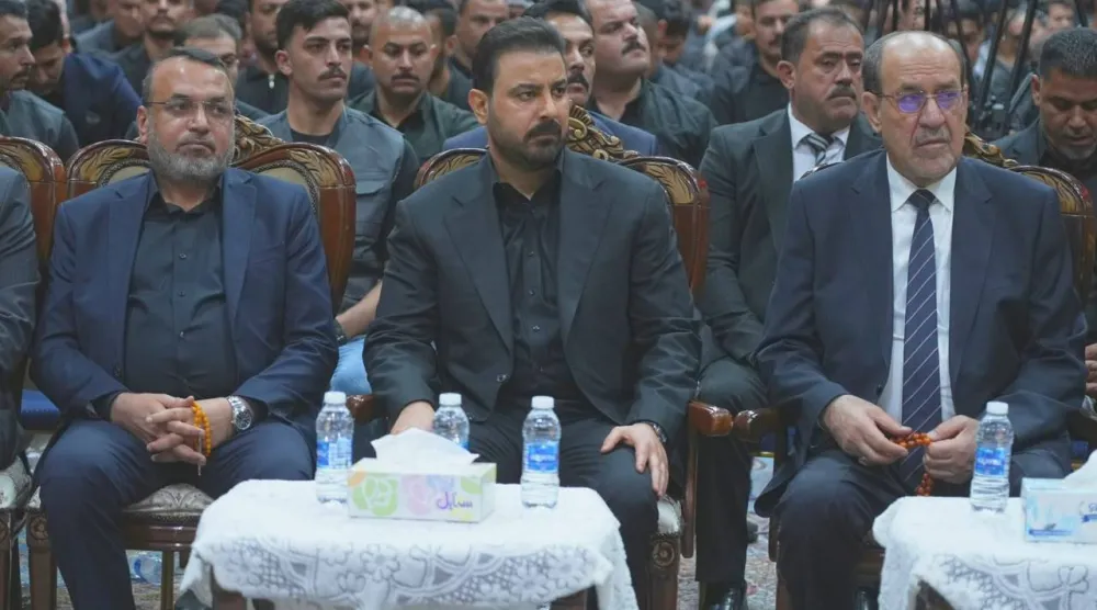 الزيدي (وسط) خلال مجلس عزاء حسيني أقامه المالكي (إعلام رئاسة الوزراء)