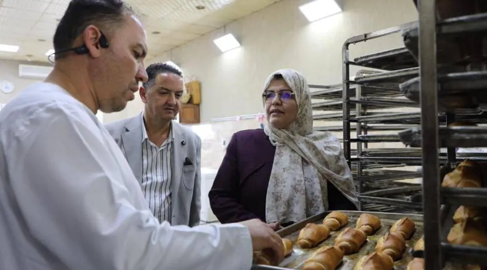 وزير العدل بحكومة «الوحدة» الليبية حليمة إبراهيم خلال زيارة لأحد سجون طرابلس وقتما كان أسامة نجيم مديراً له (وزارة العدل)