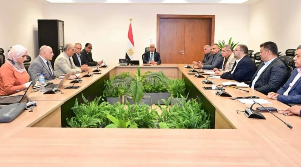 جانب من اجتماع وزير الري المصري هاني سويلم الاثنين لاستعراض سيناريوهات الأزمات (وزارة الري المصرية)