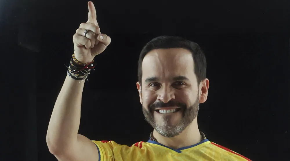 المرشح الرئاسي الكولومبي اليميني الفائز أبيلاردو دي لا إسبريلا يخاطب أنصاره عقب النتائج الأولية التي أظهرت تقدمه على منافسه اليساري إيفان سيبيدا في بارانكويلا (إ.ب.أ)