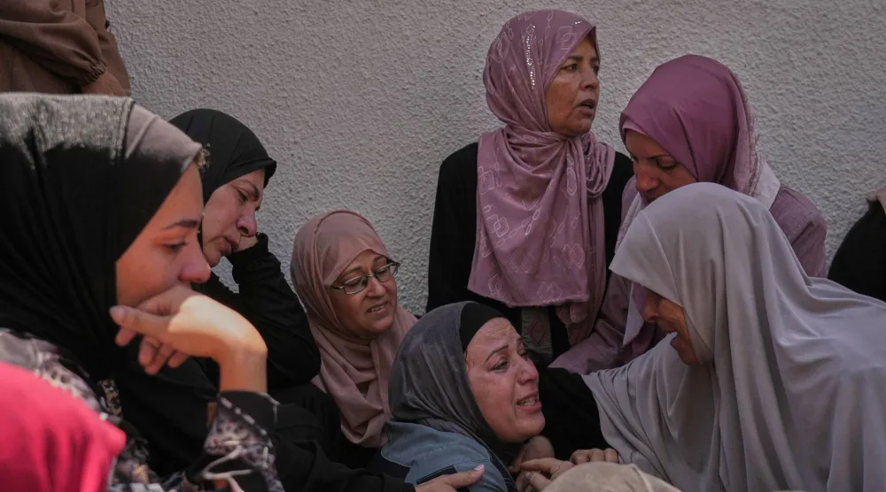 مشيعون يبكون الفلسطينية شهد عاشورالتي قتلتها غارة إسرائيلية يوم الاثنين في مدينة غزة (أ.ب)