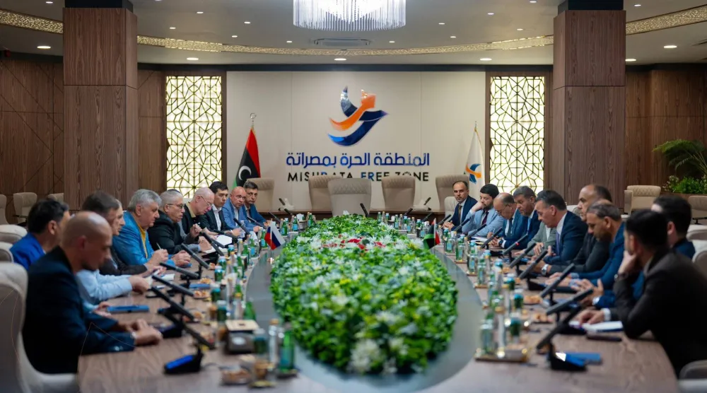 جانب من اجتماع الوفد الروسي في المنطة الحرة بمصراتة يوم الاثنين (منصة «حكومتنا» التابعة لحكومة «الوحدة»)
