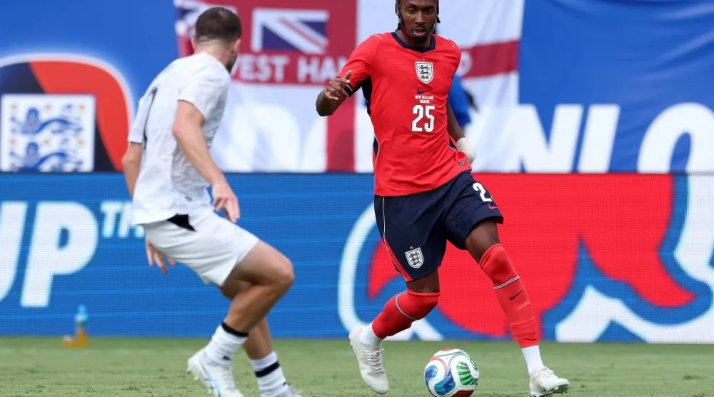 جيد سبنس مدافع منتخب إنجلترا (رويترز)