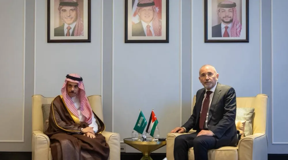 الأمير فيصل بن فرحان خلال لقائه أيمن الصفدي في عَمَّان (واس)