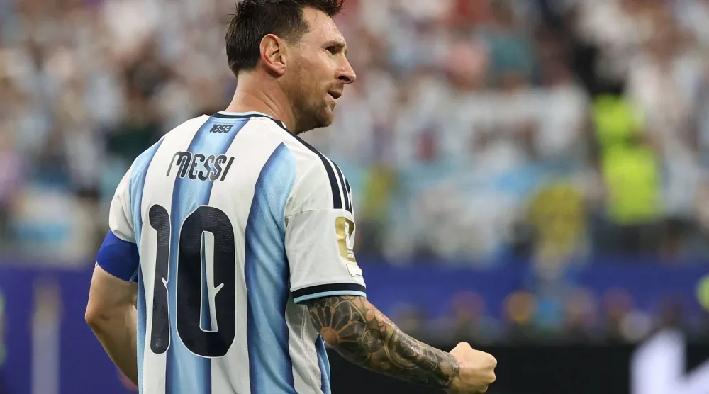 ليونيل ميسي لاعب الأرجنتين يحتفل بتسجيل الهدف الأول (رويترز)