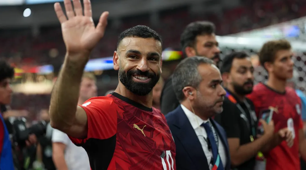 محمد صلاح قائد منتخب مصر يحيّي الجماهير (إ.ب.أ)