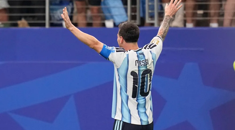 ليونيل ميسي يحتفل بعد تسجيله الهدف الثاني لمنتخب الأرجنتين (أ.ب)