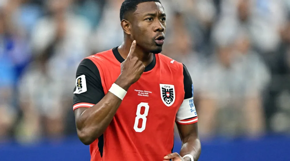 دافيد ألابا قائد منتخب النمسا يتفاعل خلال المباراة (رويترز)
