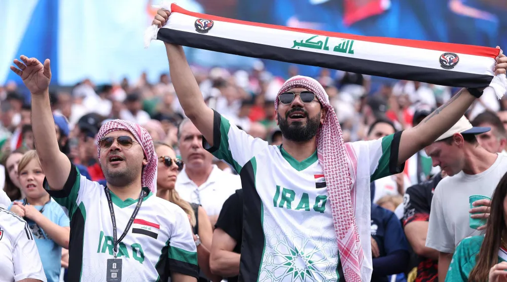 جماهير المنتخب العراقي تُظهر دعمها لفريقها قبل انطلاق مواجهة فرنسا والعراق (أ.ف.ب)