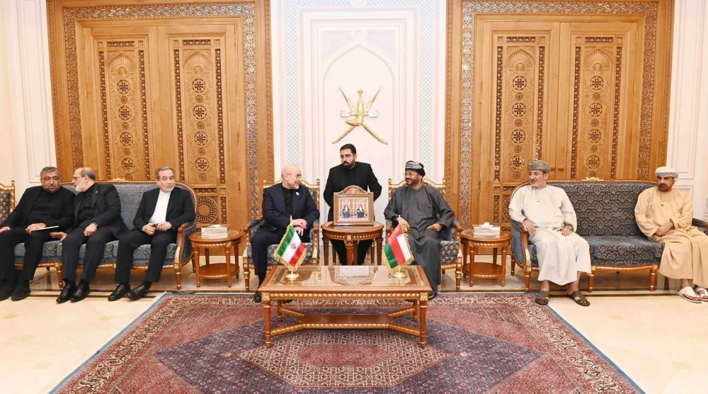 وزير الخارجية العماني بدر البوسعيدي مستقبلاً رئيس الشورى الإيراني محمد باقر قاليباف والوفد المرافق (العمانية)