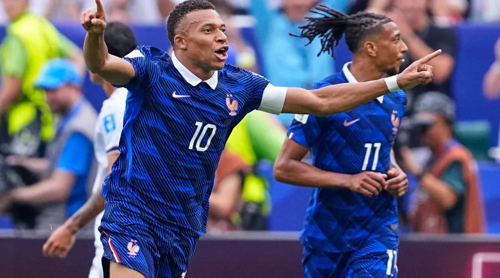 يقف مبابي بفارق هدفين عن الأرجنتيني ميسي الذي يتزعم صدارة هدافي نهائيات كأس العالم (أ.ب) 