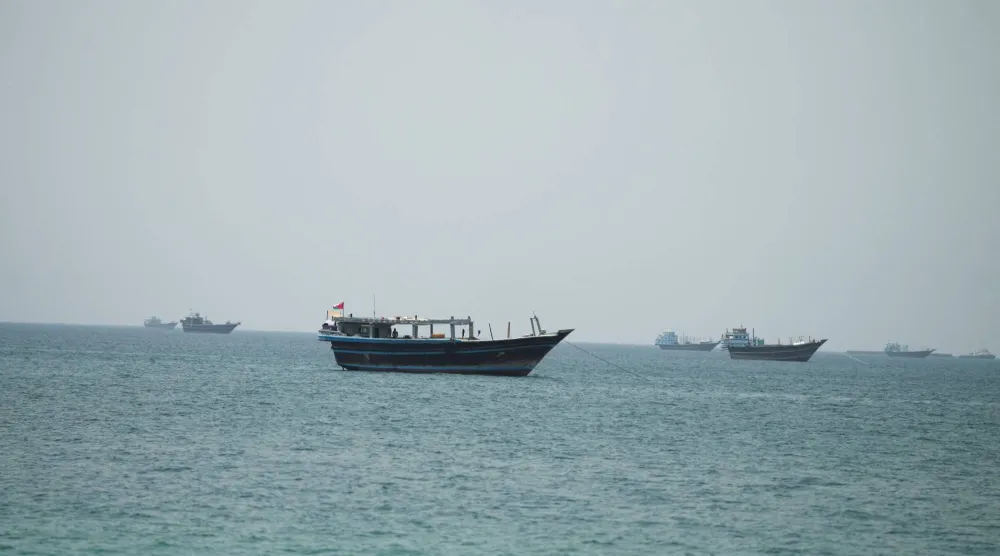 سفن في مضيق هرمز، كما تُرى من مسندم، عُمان (رويترز)