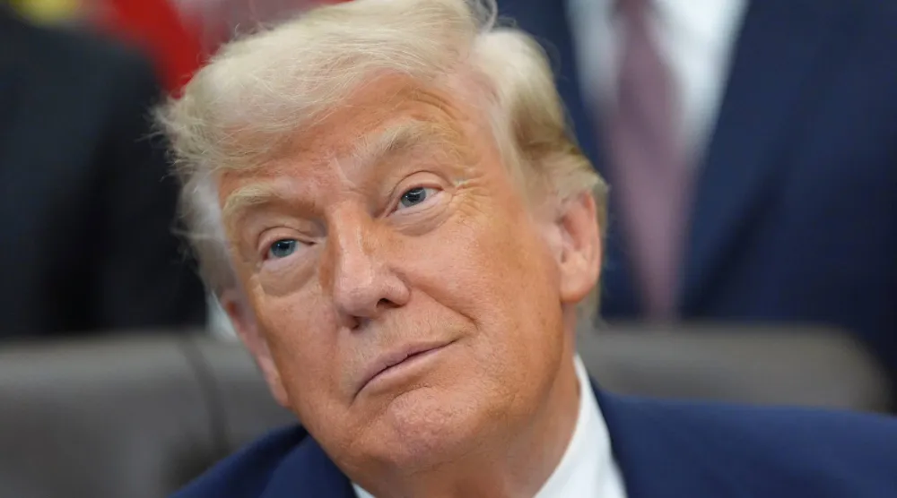 الرئيس الأميركي دونالد ترمب في المكتب البيضاوي بالبيت الأبيض أثناء توقيع أمر تنفيذي بشأن الحوسبة الكمومية (أ.ب)
