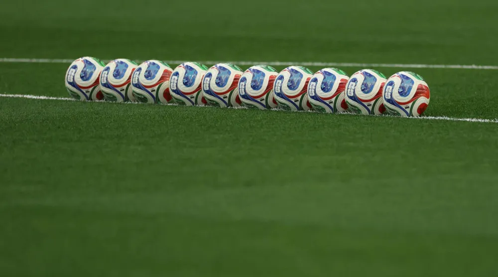 «فيفا» قال إن كرة مونديال 2026 تم تصميمها بخياطة عميقة لتوفير ثبات مثالي في أثناء طيرانها بالهواء (أ.ف.ب)